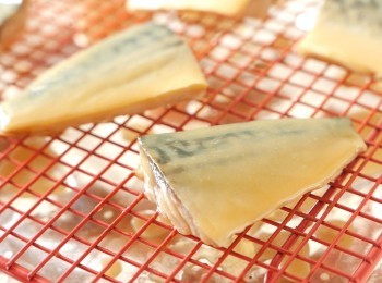 step4: 在烤盤上鋪上錫紙並放上網架，在網架上抹油。把鯖魚放在網架上，把一些餘下的醬汁掃在鯖魚上。