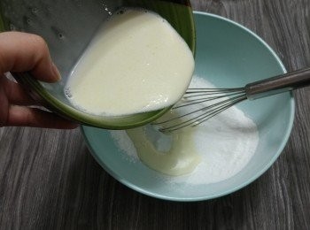 step12: 倒進粉類中，徹底攪拌至順滑無粉粒。