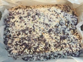 step2: 糯米加入鹽、白胡椒粉、香鬆、香油拌勻，再加入紫菜拌勻；放在鋪有烘培紙的盤子上，讓紫菜糕高度約2公分