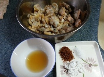 step2: 花蛤用醃料醃30分鐘待入味