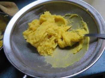 step3: 將已經打溶的黃薯過篩(作用是會令黃薯更滑身)