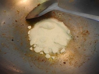 step6: *稍微撈起鍋內的油，留一些即可，放入砂糖1-60g，快速拌炒。