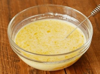 step4: 把無鹽牛油以明火或微波爐加熱溶化成牛油溶液。把牛奶、淡奶、牛油溶液、鹽和雲呢拿香油加入步驟 3 中，拌勻成布甸漿。