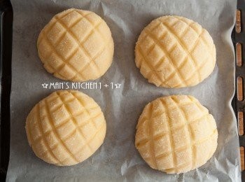step13: 將麵包放入預熱200度的烤箱中，烤約18分鐘，烤到<span class="group_3">外皮</span>金黃酥脆。