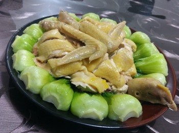 step5: 將雞斬件放在菜上, 雞湯加入麻油煮滾後，用生粉水埋成玻璃薄芡， 淋在雞上便完成