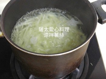 step2: 氽水至透明狀就可以。不要太久會淋不爽口。