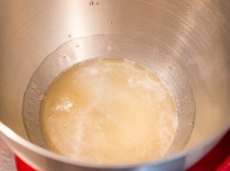 step4: 把煮好的糖漿倒入魚膠水中。（進行這步驟時，魚膠水理應已泡了 5 分鐘以上。）