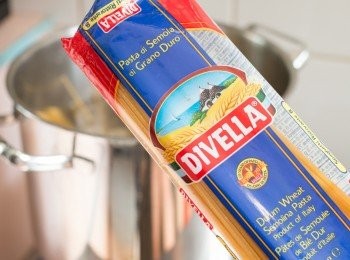 step5: 在水中加入適量鹽（約每公升水加入1/2-1茶匙鹽），把Divella戴維娜意大利粉下鍋煮5分鐘。