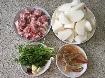 step1: 先將白蘿白、排骨切件，乾曬魷魚切絲