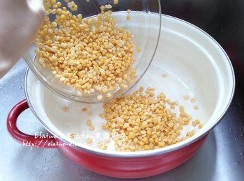 step2: 將浸好的馬豆倒去水份 , 放入煲內加入水蓋過馬豆面