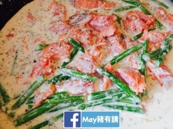 step4: 倒入忌廉，煮滾後加入煙三文魚及刁草炒匀。加入檸檬汁，如需要再以鹽和黑椒調味。拌入煮好的蝴蝶粉，熄火後加入芝士碎拌勻即可。