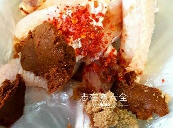 step1: <a href="https://bit.ly/3zHU5V3" target="_blank" data-keyword="雞翼" class="guide-link"><strong>雞翼</strong></a> <span style="display:inline-block;vertical-align:middle;margin-top:-3px;color:initial;border-radius:3px;padding:2px 3px;font-size:12px;line-height:14px;background:#87d300;color:#fff;">即買</span> 洗淨抹乾剪開一半，將所有調味料（生粉除外）與<a href="https://bit.ly/3zHU5V3" target="_blank" data-keyword="雞翼" class="guide-link"><strong>雞翼</strong></a> <span style="display:inline-block;vertical-align:middle;margin-top:-3px;color:initial;border-radius:3px;padding:2px 3px;font-size:12px;line-height:14px;background:#87d300;color:#fff;">即買</span> 一同放入保鮮袋按摩數分鐘後醃1小時以上，醃過夜更佳