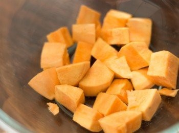 step6: 蕃薯去皮切粒(約半吋)，蓋住放入微波爐用大火煮幾分鐘至熟透用軟身 
(我用700W微波爐用大火叮6分鐘，請小心調較時間，建議分開幾次，每次短時間的試)