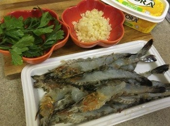 step1: 先準備好材料, 蒜頭剁碎, 番茜沖洗後印乾身剁碎, 海蝦解凍瀝乾備用