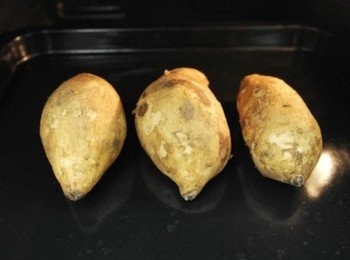 step2: 放在烤盤上~~啟動夏普Sharp水波爐"烤地瓜"行程!! **如果使用一般烤箱也可以烤喔~250度的烤箱時間約35-40分鐘!!