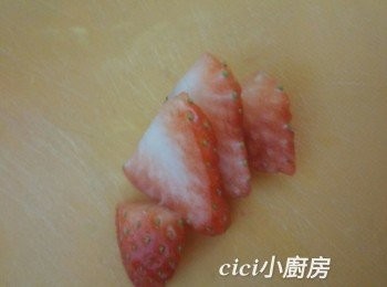 step1: 士多啤梨用鹽水浸約30分鐘，取出切片，備用。