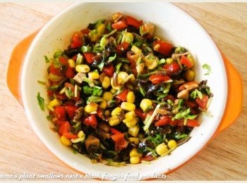 step4: 在碗中添加日式醬油、黑胡椒粒與紅辣椒粉後，將所有<span class="group_1">食材</span>攪拌均勻。