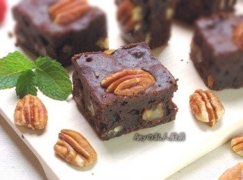 step17: 在週末的午後，來杯熱茶或咖啡，再佐塊巧克力味十足的 Brownie，真是個美麗的週末假期時刻啊 !