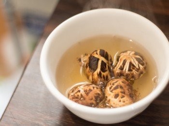 step2: 略略洗乾淨冬菇及蝦米面，用滾水(即熱水)浸冬菇及蝦米至軟身切，再隔走水份