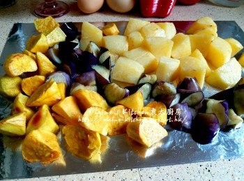 step5: 再慢慢放入薯仔及蕃薯炸至微黃盛起 , 炸過食物的油分兩份留起