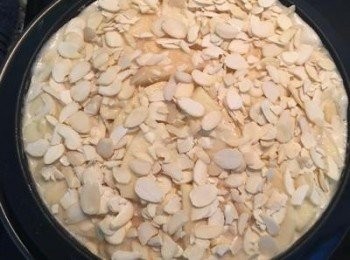 step8: 最後撒上杏仁片。模具下墊烤盤,入烤箱170度烤40分鐘直到杏仁片呈金黃即可取出放涼。