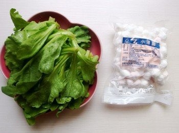 step4: 茼蒿可用其他蔬菜替代,湯圓選用純糯米製為佳。