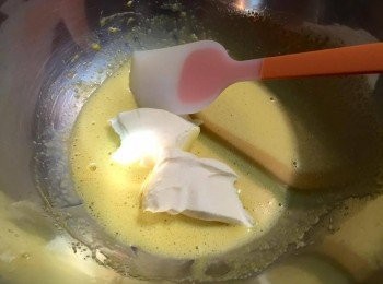 step3: 將Mascarpone起士分次加入步驟2的蛋黃液，用刮刀慢慢上下左右拌均勻，直到起士糊呈現光滑狀乳黃色