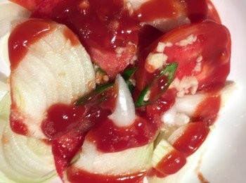 step3: 熟莎莎醬：將洋蔥切絲 番茄切片 蒜頭切成蒜末，辣椒切小丁（圈）放入大碗，倒入番茄醬，撒上適量鹽巴，拌勻準備下鍋