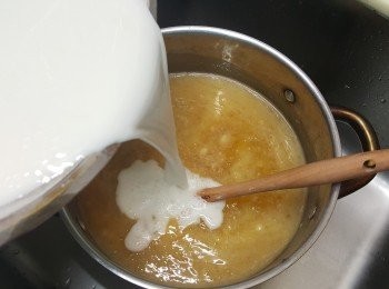 step5: 熄火，趁熱將剩餘的生粉漿緩慢地倒進熟糊中，邊倒邊攪拌，調成生熟糊。