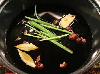 step3: 鍋中加入所有滷水材料煮滾。