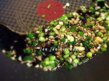 step5: 加入調味料稍為煮熱，淋上白蘿蔔即可。
其實配蠔油芡都可以哦！