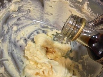 step5: 跟住加入雲尼拿香油再攪勻