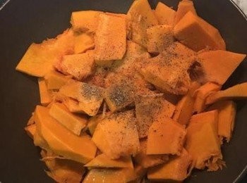 step3: 入南瓜拌炒，加入<span class="group_2">調味料</span>後炒勻。