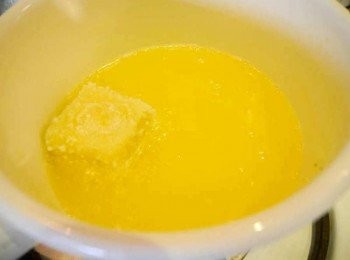 step3: *沾取蛋液->地瓜粉。入油鍋炸約２－３分。