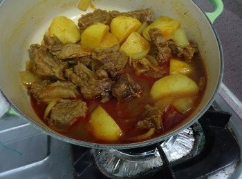 step9: 最後調味前可將鍋稍為傾側，將上面的紅油撇去， 可減少肥膩感。