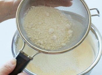 step7: 將過篩的低筋麵粉一邊篩入步驟6裡，一邊用橡皮刮刀大略攪拌。