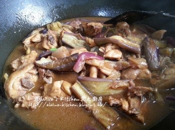 step7: 加入茄子拌勻轉中火煮5分鐘 , 最後加入蔥段拌勻