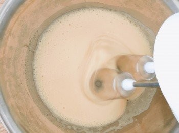 step3: 另外，把雞蛋、蛋黃和雲尼拿籽(或雲尼拿油）倒入mixing bowl內，分數次加入幼砂糖拌勻，打至奶白色為止。