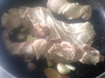 step3: 將所有蒜頭、香料用白镬煸香放原條牛腩略爆到表面的肉微微收縮