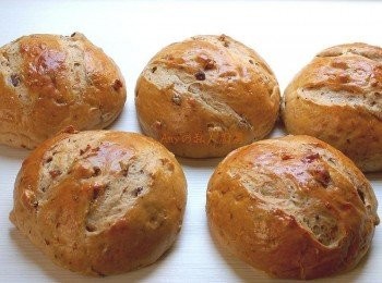 step13: 長時間進行發酵的麵糰讓麵包變的不容易老化，口感更是外Q內軟又帶些許迷人的嚼勁 ,再加上些許核桃類的堅果，看起來簡單、樸實無華的麵包變的風味迷人~