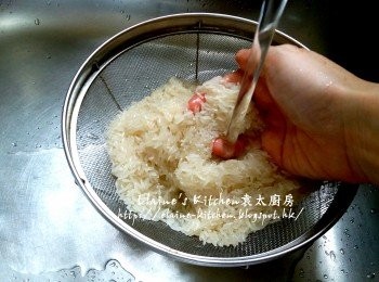 step2: 盛起將栗子趁熱去殼 , 將栗子肉沖洗乾淨 , 白米用水沖洗及瀝乾