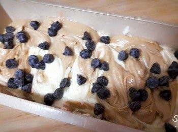 step10: 灑上巧克力粒 , 放入已預熱的烤箱中 , 烤40分鐘 , 用竹籤插入沒有沾黏物即表示己烤好