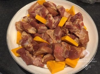 step3: 先把南瓜件鋪在碟上，再鋪上排骨，用大火隔水蒸20-25分鐘/ 蒸爐25-30分鐘