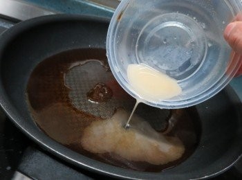 step3: 用慢火將照燒汁煮滾,打個生粉芡