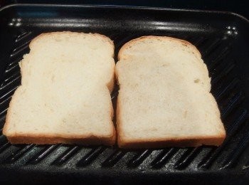 step2: 吐司放在燒烤盤或平底鍋上直接烤出酥脆口感。或放入小烤箱中烘烤。