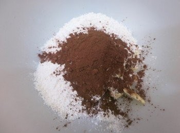 step1: 凍牛油切粒，與低筋麵粉、可可粉、砂糖、鹽搓成顆粒狀