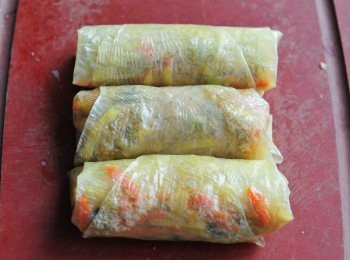 step4: 生粉水塗在腐皮兩邊，然後慢慢捲起，做成腐皮卷