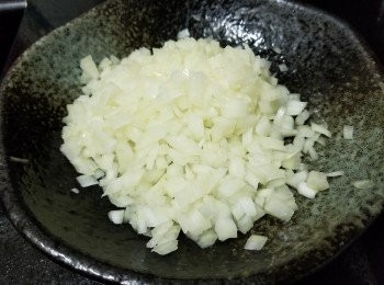 step5: 將洋蔥切粒備用