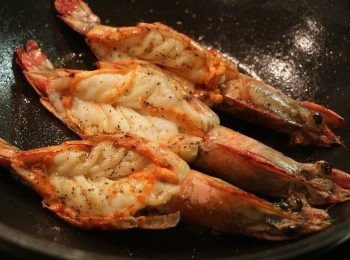 step4: 煎至蝦肉呈微金黃色後，反轉再將蝦殼煎至變色，然後轉小火把蝦頭慢慢煎熟。