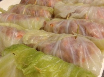 step3: 以50g左右的肉放在高麗菜葉上（要把菜梗部分拍平），仔細捲起，用牙籤固定